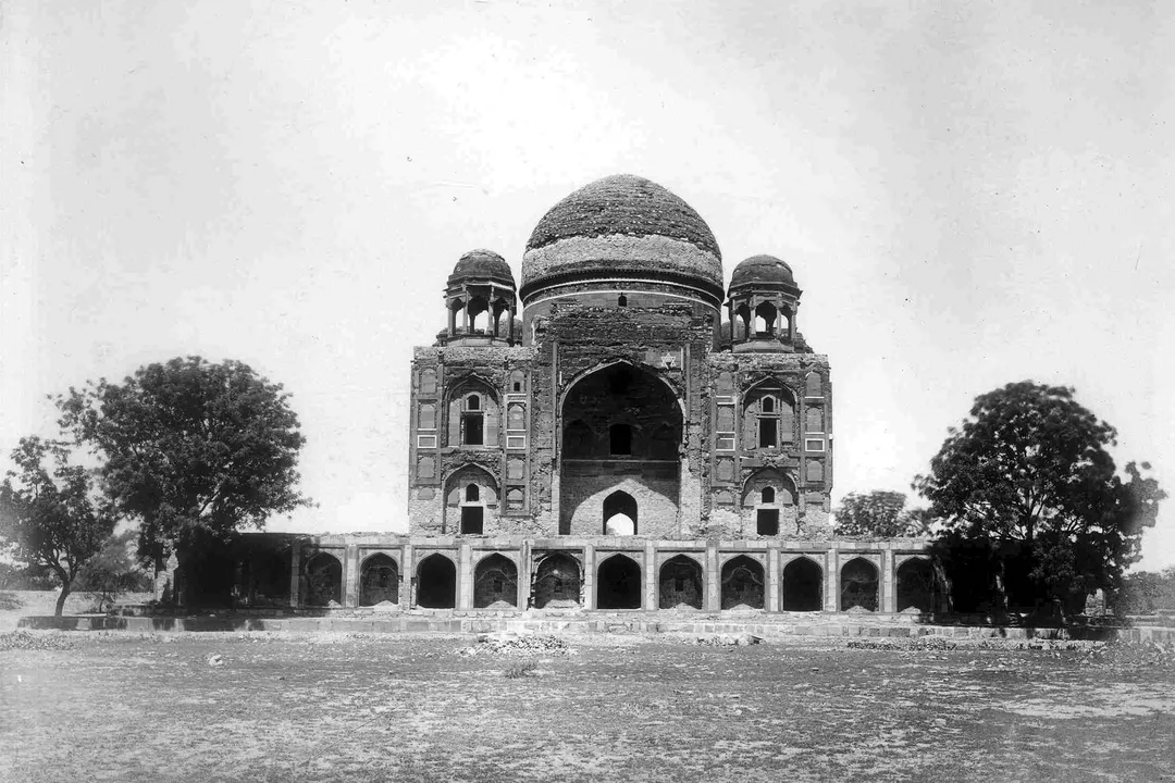 Nizamuddin GÇô Khan i KhananGÇÖs tomb east fac¦ºade after conservation (1923-26)